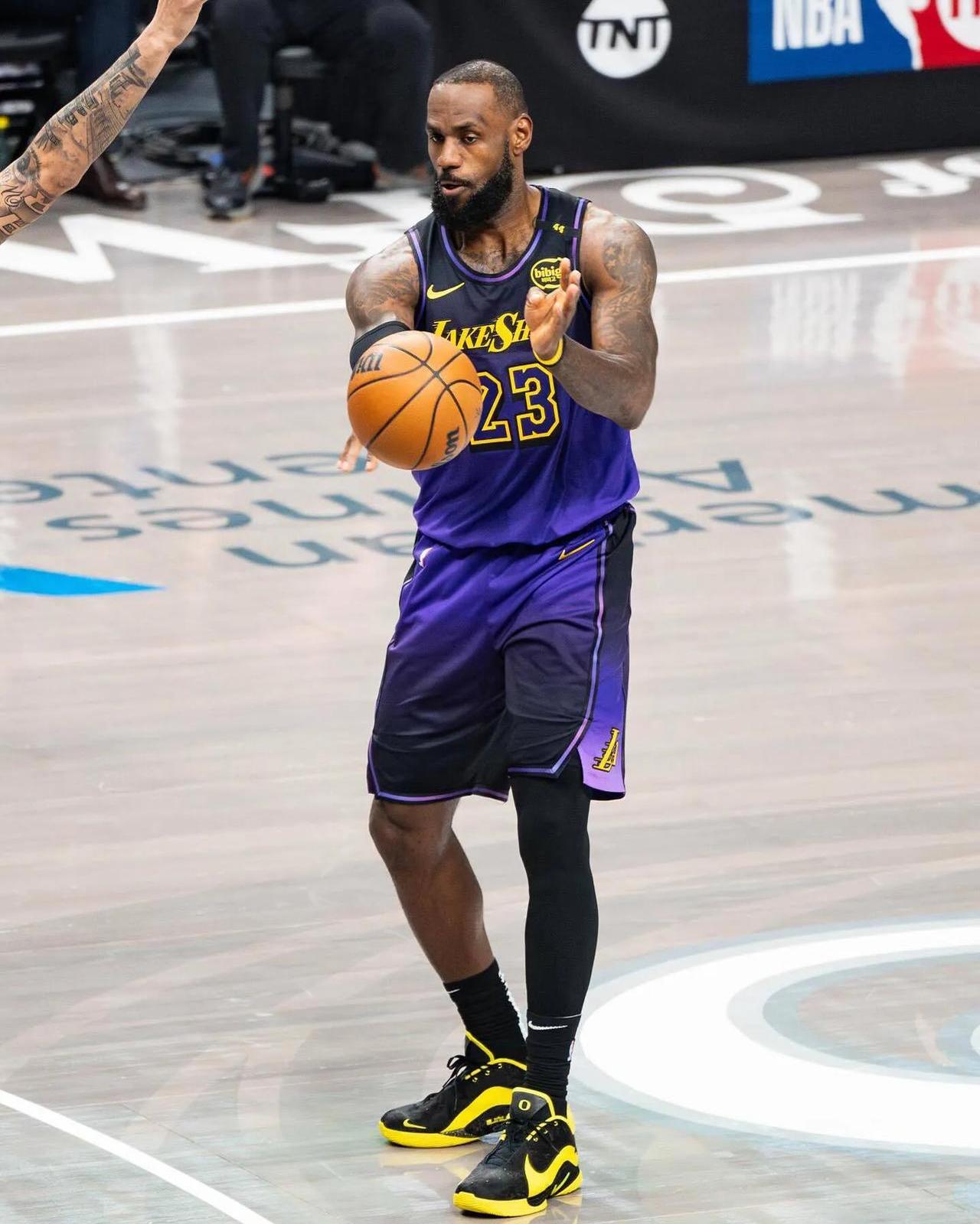 包含詹姆斯在湖人比赛中重返赛场，最后时刻胜出引发热议！再创辉煌时刻的词条