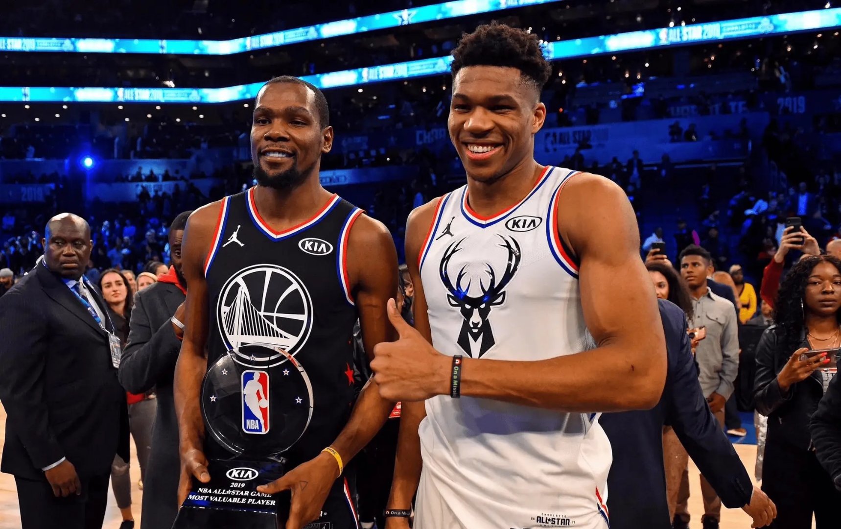 九游APP 字母哥迎来三赛季出色发挥，SKT观众热烈欢呼！热度持续攀升